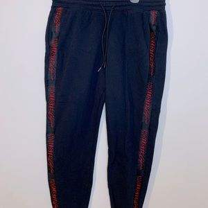 Hollister relax fit men’s jogger in size large.